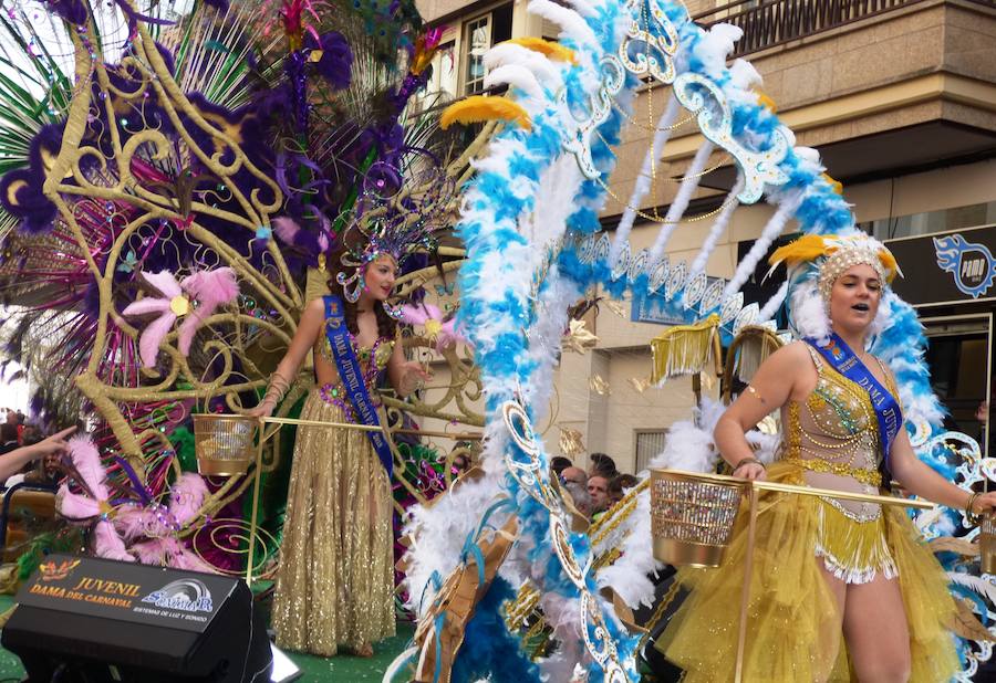 Al ritmo, el colorido y la imaginación habituales en el desfile de carrozas y comparsas del Carnaval de Navalmoral, el Carnavalmoral, se ha unido este año, desde distintos puntos de vista, la reivindicación del tren digno, dentro y fuera del recorrido. Este es un breve resumen fotográfico del mismo.