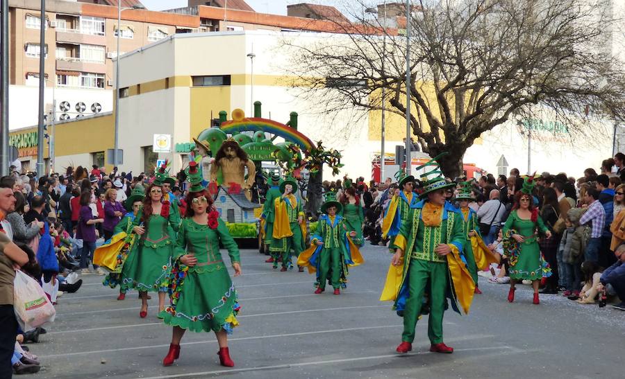 Al ritmo, el colorido y la imaginación habituales en el desfile de carrozas y comparsas del Carnaval de Navalmoral, el Carnavalmoral, se ha unido este año, desde distintos puntos de vista, la reivindicación del tren digno, dentro y fuera del recorrido. Este es un breve resumen fotográfico del mismo.