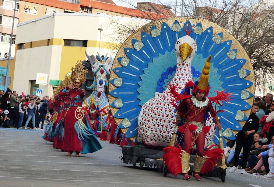 Al ritmo, el colorido y la imaginación habituales en el desfile de carrozas y comparsas del Carnaval de Navalmoral, el Carnavalmoral, se ha unido este año, desde distintos puntos de vista, la reivindicación del tren digno, dentro y fuera del recorrido. Este es un breve resumen fotográfico del mismo.