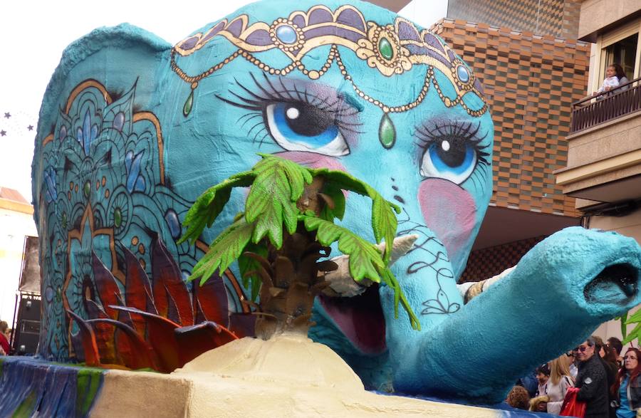 Al ritmo, el colorido y la imaginación habituales en el desfile de carrozas y comparsas del Carnaval de Navalmoral, el Carnavalmoral, se ha unido este año, desde distintos puntos de vista, la reivindicación del tren digno, dentro y fuera del recorrido. Este es un breve resumen fotográfico del mismo.