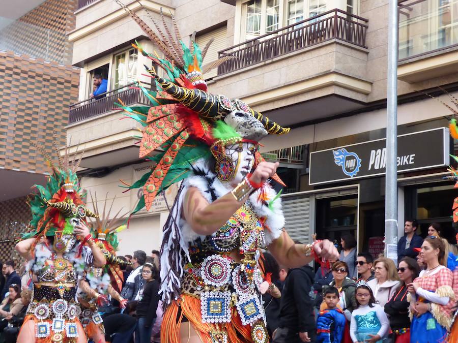 Al ritmo, el colorido y la imaginación habituales en el desfile de carrozas y comparsas del Carnaval de Navalmoral, el Carnavalmoral, se ha unido este año, desde distintos puntos de vista, la reivindicación del tren digno, dentro y fuera del recorrido. Este es un breve resumen fotográfico del mismo.