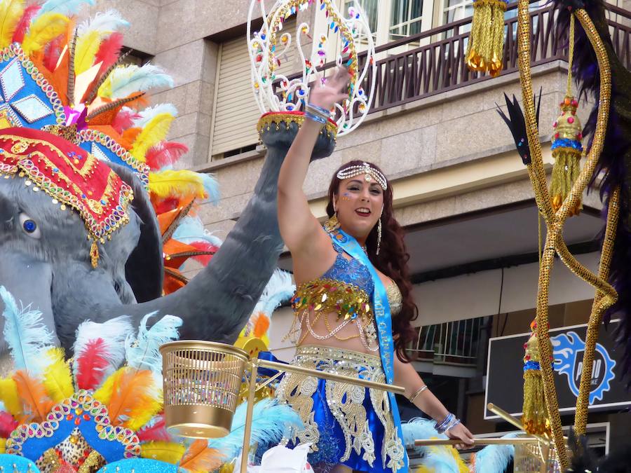 Al ritmo, el colorido y la imaginación habituales en el desfile de carrozas y comparsas del Carnaval de Navalmoral, el Carnavalmoral, se ha unido este año, desde distintos puntos de vista, la reivindicación del tren digno, dentro y fuera del recorrido. Este es un breve resumen fotográfico del mismo.