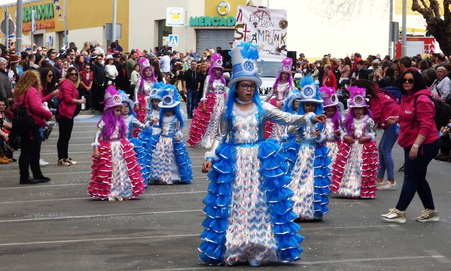 Al ritmo, el colorido y la imaginación habituales en el desfile de carrozas y comparsas del Carnaval de Navalmoral, el Carnavalmoral, se ha unido este año, desde distintos puntos de vista, la reivindicación del tren digno, dentro y fuera del recorrido. Este es un breve resumen fotográfico del mismo.