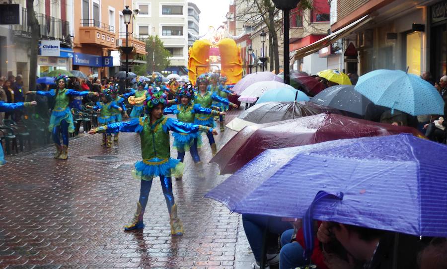 La zona peatonal se llenó de paraguas 