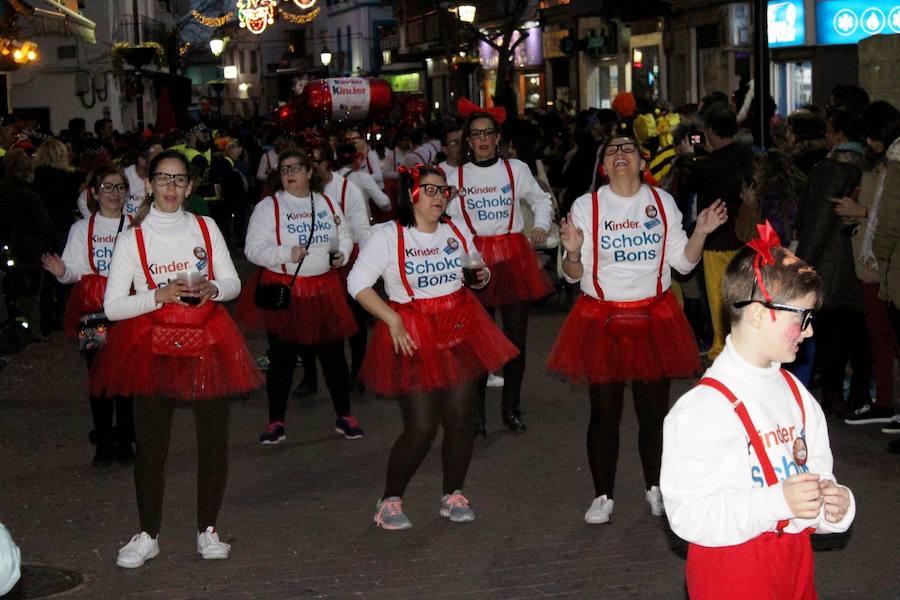 En los días de Carnaval, hemos dedicado galerías fotográficas al desfile estudiantil, al pregón y la coronación de las reinas, al 'Cómete el Carnavalmoral por una pata' y, por supuesto, al desfile de carrozas y comparsas. Pero Miguel Camacho no quería que nos olvidásemos del pasacalles. Ésta es una pequeña selección de las numerosas imágenes que dejó el multitudinario recorrido.