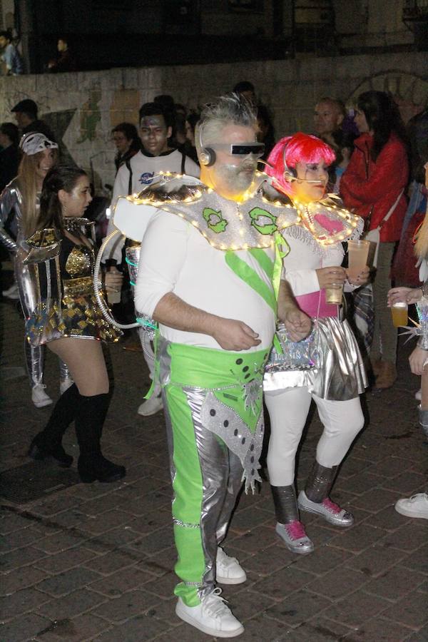 En los días de Carnaval, hemos dedicado galerías fotográficas al desfile estudiantil, al pregón y la coronación de las reinas, al 'Cómete el Carnavalmoral por una pata' y, por supuesto, al desfile de carrozas y comparsas. Pero Miguel Camacho no quería que nos olvidásemos del pasacalles. Ésta es una pequeña selección de las numerosas imágenes que dejó el multitudinario recorrido.