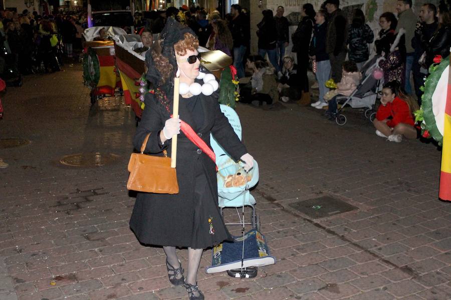 En los días de Carnaval, hemos dedicado galerías fotográficas al desfile estudiantil, al pregón y la coronación de las reinas, al 'Cómete el Carnavalmoral por una pata' y, por supuesto, al desfile de carrozas y comparsas. Pero Miguel Camacho no quería que nos olvidásemos del pasacalles. Ésta es una pequeña selección de las numerosas imágenes que dejó el multitudinario recorrido.
