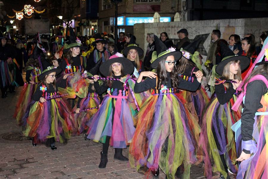 En los días de Carnaval, hemos dedicado galerías fotográficas al desfile estudiantil, al pregón y la coronación de las reinas, al 'Cómete el Carnavalmoral por una pata' y, por supuesto, al desfile de carrozas y comparsas. Pero Miguel Camacho no quería que nos olvidásemos del pasacalles. Ésta es una pequeña selección de las numerosas imágenes que dejó el multitudinario recorrido.