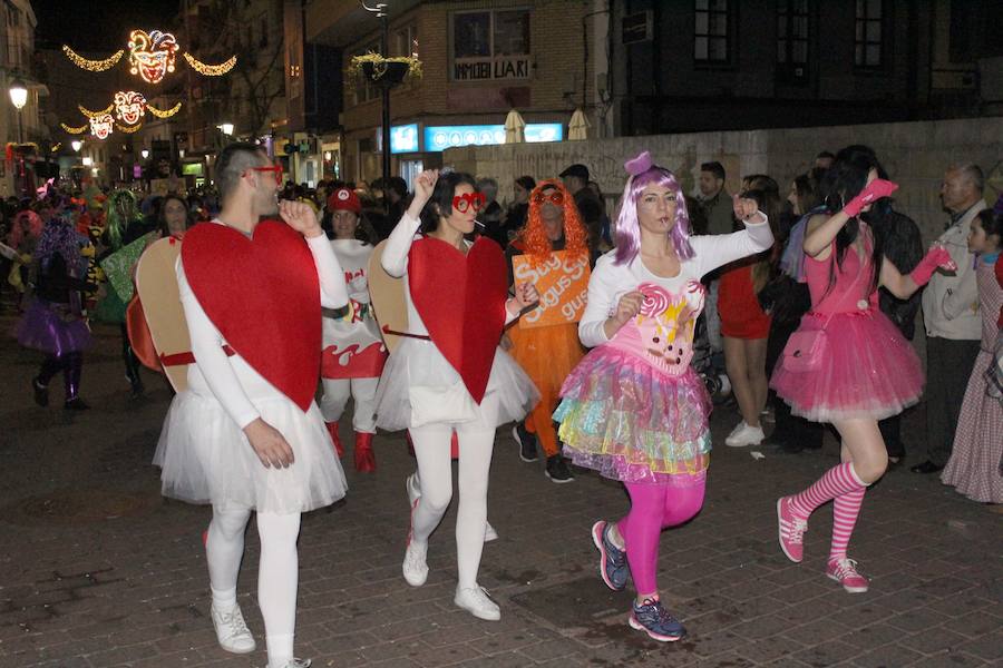 En los días de Carnaval, hemos dedicado galerías fotográficas al desfile estudiantil, al pregón y la coronación de las reinas, al 'Cómete el Carnavalmoral por una pata' y, por supuesto, al desfile de carrozas y comparsas. Pero Miguel Camacho no quería que nos olvidásemos del pasacalles. Ésta es una pequeña selección de las numerosas imágenes que dejó el multitudinario recorrido.