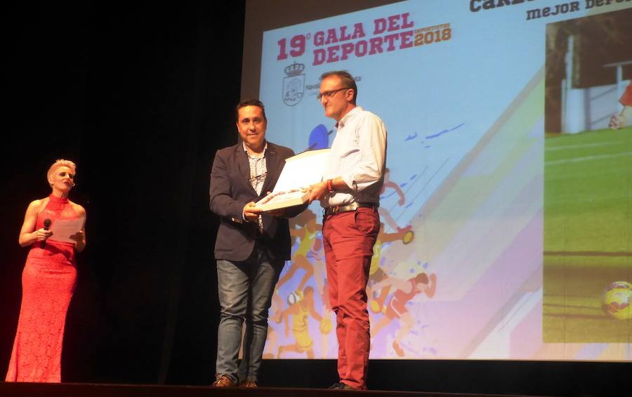 Cerca de 30 premios y menciones especiales se entregaron en la noche del jueves en la casa de cultura en una nueva edición, y van 19, de la Gala del Deporte. La gran noche anual del deporte moralo, que coronó como mejores representantes individuales del 2018 al futbolista Carlos Isaac Muñoz y a la corredora de rallyes Ainoa de la Osa.