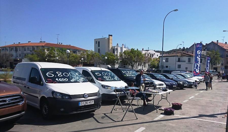 Vehículos expuestos en el exterior del pabellón 