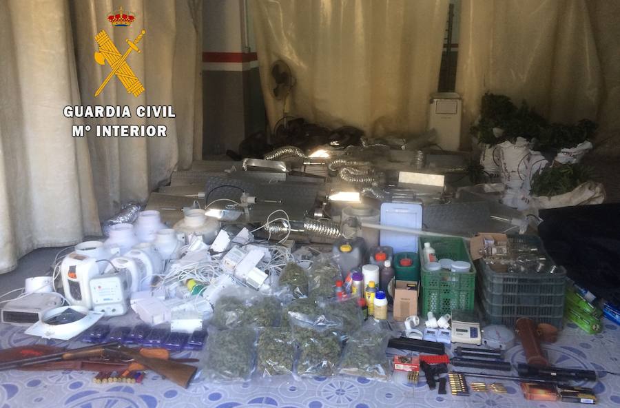 Material, armas y droga intervenidos por la Guardia Civil 
