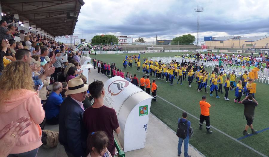 Después de conocer y acomodarse en la que será su residencia hasta el viernes, el pabellón Antonio Jara, y de tomar parte en las primeras actividades programadas, los participantes en la convivencia final de los XXXV Jedes, los Juegos Extremeños del Deporte Especial, se trasladaron al campo municipal de deportes para ser protagonistas de una gala inaugural muy emotiva plena de colorido, música y animación. Al inicio se guardó un minuto de silencio por la mujer que falleció horas antes atropellada por un tren.