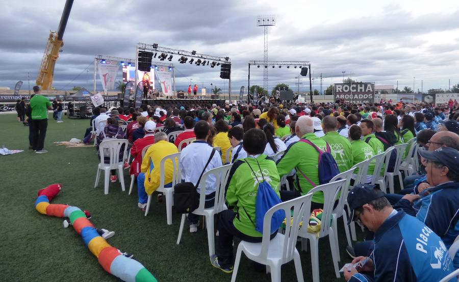 Después de conocer y acomodarse en la que será su residencia hasta el viernes, el pabellón Antonio Jara, y de tomar parte en las primeras actividades programadas, los participantes en la convivencia final de los XXXV Jedes, los Juegos Extremeños del Deporte Especial, se trasladaron al campo municipal de deportes para ser protagonistas de una gala inaugural muy emotiva plena de colorido, música y animación. Al inicio se guardó un minuto de silencio por la mujer que falleció horas antes atropellada por un tren.