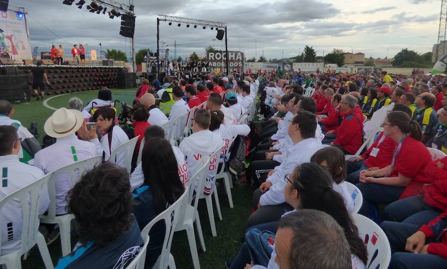 Después de conocer y acomodarse en la que será su residencia hasta el viernes, el pabellón Antonio Jara, y de tomar parte en las primeras actividades programadas, los participantes en la convivencia final de los XXXV Jedes, los Juegos Extremeños del Deporte Especial, se trasladaron al campo municipal de deportes para ser protagonistas de una gala inaugural muy emotiva plena de colorido, música y animación. Al inicio se guardó un minuto de silencio por la mujer que falleció horas antes atropellada por un tren.