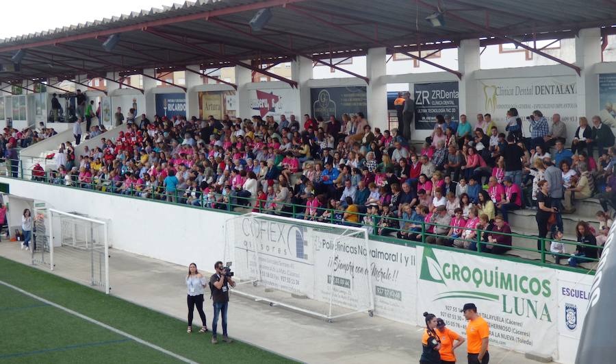 Después de conocer y acomodarse en la que será su residencia hasta el viernes, el pabellón Antonio Jara, y de tomar parte en las primeras actividades programadas, los participantes en la convivencia final de los XXXV Jedes, los Juegos Extremeños del Deporte Especial, se trasladaron al campo municipal de deportes para ser protagonistas de una gala inaugural muy emotiva plena de colorido, música y animación. Al inicio se guardó un minuto de silencio por la mujer que falleció horas antes atropellada por un tren.