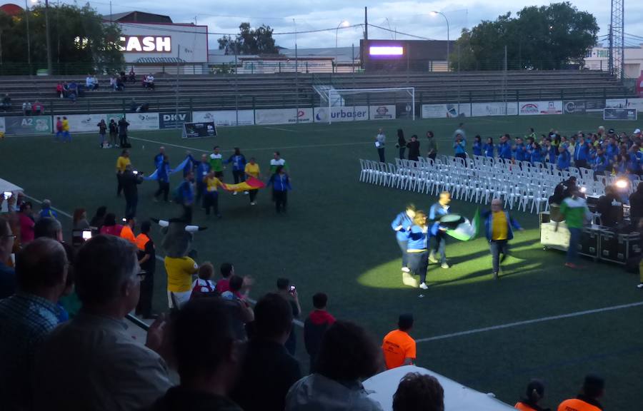 Después de conocer y acomodarse en la que será su residencia hasta el viernes, el pabellón Antonio Jara, y de tomar parte en las primeras actividades programadas, los participantes en la convivencia final de los XXXV Jedes, los Juegos Extremeños del Deporte Especial, se trasladaron al campo municipal de deportes para ser protagonistas de una gala inaugural muy emotiva plena de colorido, música y animación. Al inicio se guardó un minuto de silencio por la mujer que falleció horas antes atropellada por un tren.