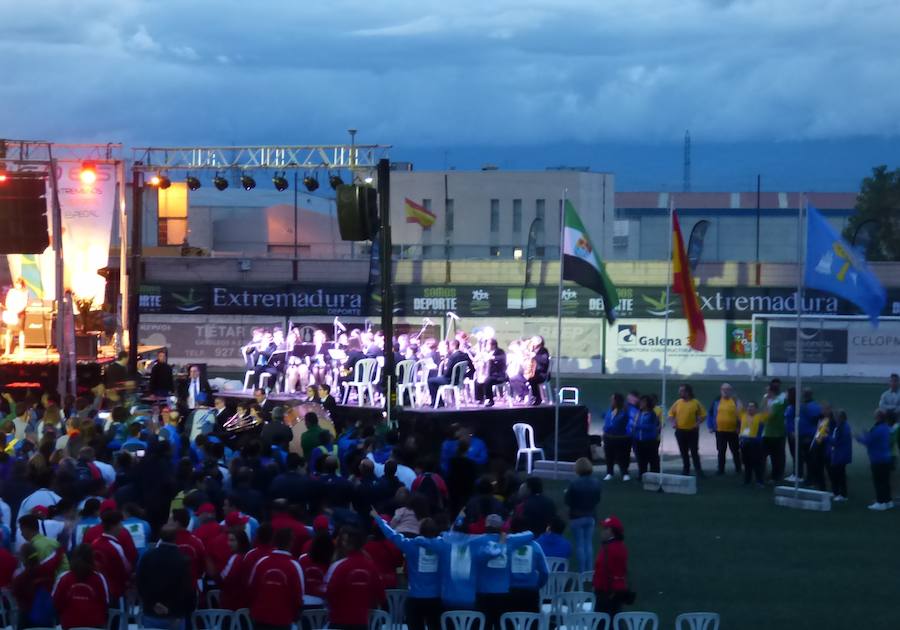 Después de conocer y acomodarse en la que será su residencia hasta el viernes, el pabellón Antonio Jara, y de tomar parte en las primeras actividades programadas, los participantes en la convivencia final de los XXXV Jedes, los Juegos Extremeños del Deporte Especial, se trasladaron al campo municipal de deportes para ser protagonistas de una gala inaugural muy emotiva plena de colorido, música y animación. Al inicio se guardó un minuto de silencio por la mujer que falleció horas antes atropellada por un tren.