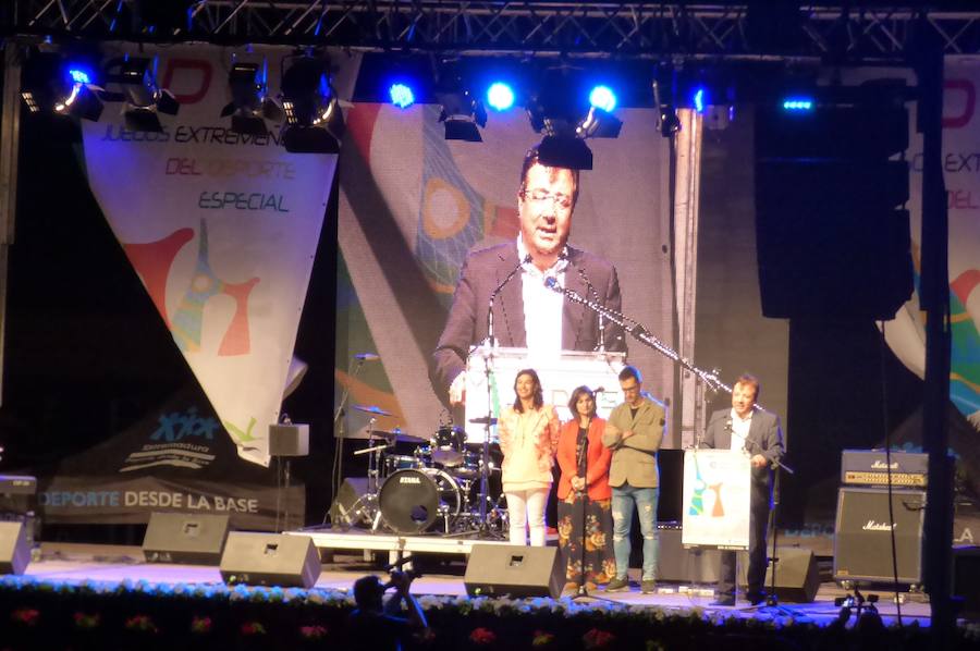 Después de conocer y acomodarse en la que será su residencia hasta el viernes, el pabellón Antonio Jara, y de tomar parte en las primeras actividades programadas, los participantes en la convivencia final de los XXXV Jedes, los Juegos Extremeños del Deporte Especial, se trasladaron al campo municipal de deportes para ser protagonistas de una gala inaugural muy emotiva plena de colorido, música y animación. Al inicio se guardó un minuto de silencio por la mujer que falleció horas antes atropellada por un tren.