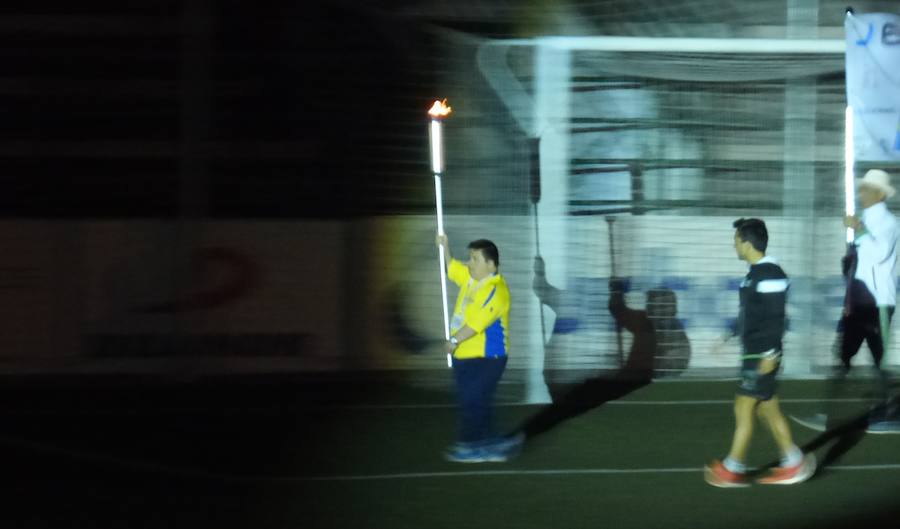 Después de conocer y acomodarse en la que será su residencia hasta el viernes, el pabellón Antonio Jara, y de tomar parte en las primeras actividades programadas, los participantes en la convivencia final de los XXXV Jedes, los Juegos Extremeños del Deporte Especial, se trasladaron al campo municipal de deportes para ser protagonistas de una gala inaugural muy emotiva plena de colorido, música y animación. Al inicio se guardó un minuto de silencio por la mujer que falleció horas antes atropellada por un tren.