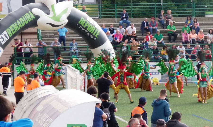 Después de conocer y acomodarse en la que será su residencia hasta el viernes, el pabellón Antonio Jara, y de tomar parte en las primeras actividades programadas, los participantes en la convivencia final de los XXXV Jedes, los Juegos Extremeños del Deporte Especial, se trasladaron al campo municipal de deportes para ser protagonistas de una gala inaugural muy emotiva plena de colorido, música y animación. Al inicio se guardó un minuto de silencio por la mujer que falleció horas antes atropellada por un tren.