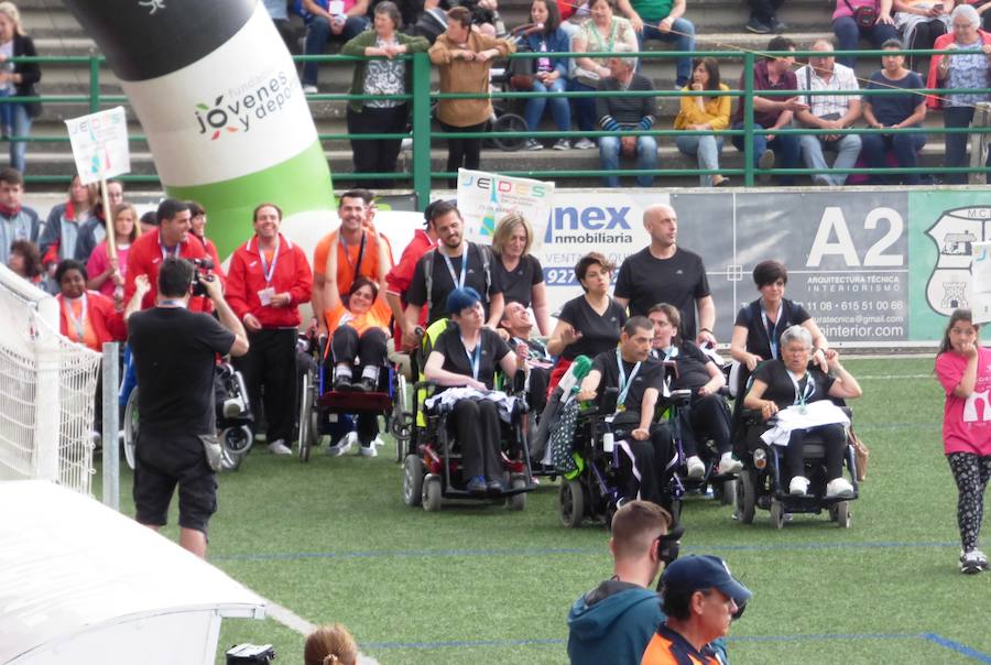 Después de conocer y acomodarse en la que será su residencia hasta el viernes, el pabellón Antonio Jara, y de tomar parte en las primeras actividades programadas, los participantes en la convivencia final de los XXXV Jedes, los Juegos Extremeños del Deporte Especial, se trasladaron al campo municipal de deportes para ser protagonistas de una gala inaugural muy emotiva plena de colorido, música y animación. Al inicio se guardó un minuto de silencio por la mujer que falleció horas antes atropellada por un tren.
