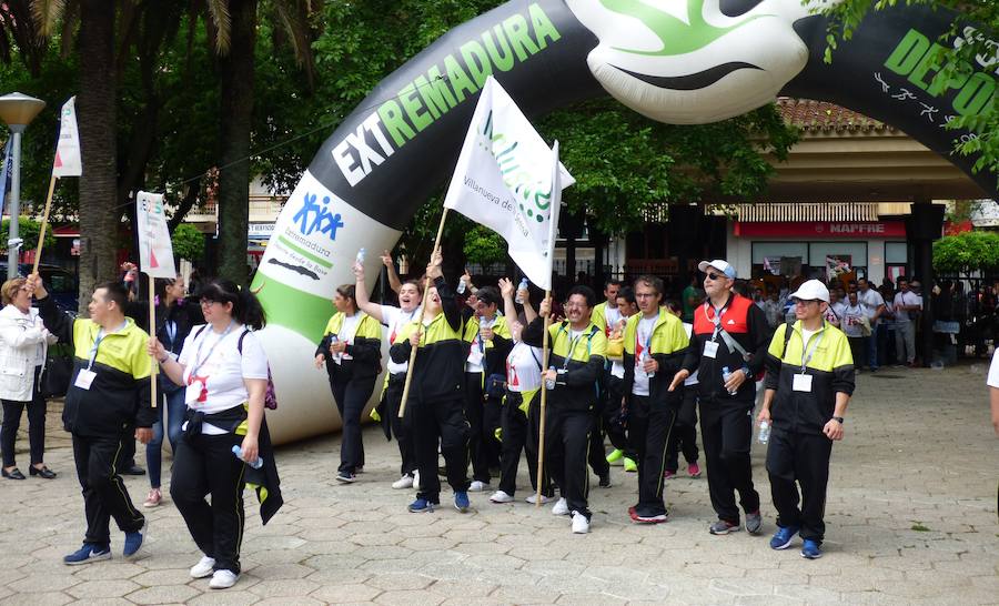 «¿Os ha gustado? ¿Lo habéis pasado bien? Pues el año que viene ¡más y mejor!». Así se despedía Joel, en representación del Taller Ocupacional, de los cientos de deportistas de toda la región reunidos el viernes en el parque municipal en la clausura de los 35º Jedes, los Juegos Extremeños del Deporte Especial que se han celebrado en Navalmoral. El acto en el parque fue el colofón del Cross de la Amistad que tradicionalmente cierra los Jedes.