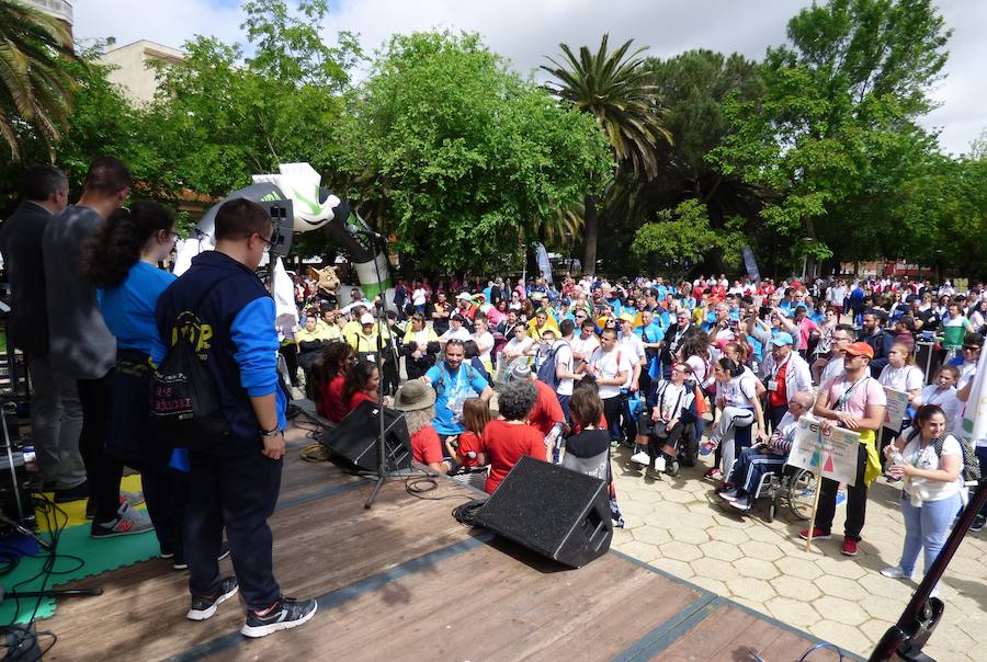 «¿Os ha gustado? ¿Lo habéis pasado bien? Pues el año que viene ¡más y mejor!». Así se despedía Joel, en representación del Taller Ocupacional, de los cientos de deportistas de toda la región reunidos el viernes en el parque municipal en la clausura de los 35º Jedes, los Juegos Extremeños del Deporte Especial que se han celebrado en Navalmoral. El acto en el parque fue el colofón del Cross de la Amistad que tradicionalmente cierra los Jedes.