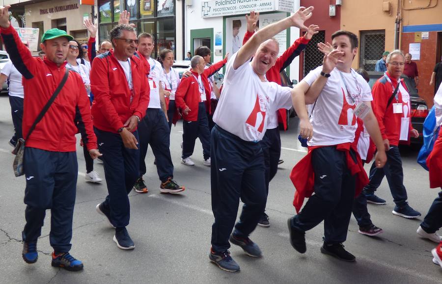 «¿Os ha gustado? ¿Lo habéis pasado bien? Pues el año que viene ¡más y mejor!». Así se despedía Joel, en representación del Taller Ocupacional, de los cientos de deportistas de toda la región reunidos el viernes en el parque municipal en la clausura de los 35º Jedes, los Juegos Extremeños del Deporte Especial que se han celebrado en Navalmoral. El acto en el parque fue el colofón del Cross de la Amistad que tradicionalmente cierra los Jedes.
