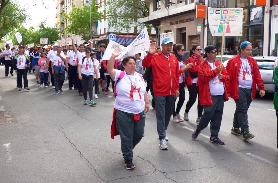 «¿Os ha gustado? ¿Lo habéis pasado bien? Pues el año que viene ¡más y mejor!». Así se despedía Joel, en representación del Taller Ocupacional, de los cientos de deportistas de toda la región reunidos el viernes en el parque municipal en la clausura de los 35º Jedes, los Juegos Extremeños del Deporte Especial que se han celebrado en Navalmoral. El acto en el parque fue el colofón del Cross de la Amistad que tradicionalmente cierra los Jedes.