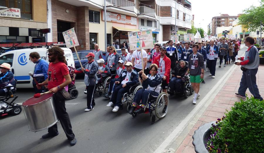 «¿Os ha gustado? ¿Lo habéis pasado bien? Pues el año que viene ¡más y mejor!». Así se despedía Joel, en representación del Taller Ocupacional, de los cientos de deportistas de toda la región reunidos el viernes en el parque municipal en la clausura de los 35º Jedes, los Juegos Extremeños del Deporte Especial que se han celebrado en Navalmoral. El acto en el parque fue el colofón del Cross de la Amistad que tradicionalmente cierra los Jedes.