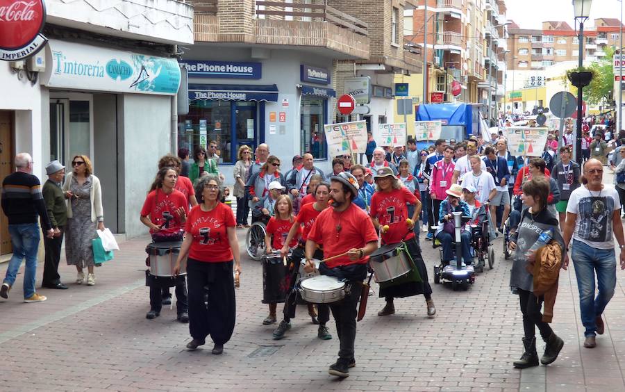 «¿Os ha gustado? ¿Lo habéis pasado bien? Pues el año que viene ¡más y mejor!». Así se despedía Joel, en representación del Taller Ocupacional, de los cientos de deportistas de toda la región reunidos el viernes en el parque municipal en la clausura de los 35º Jedes, los Juegos Extremeños del Deporte Especial que se han celebrado en Navalmoral. El acto en el parque fue el colofón del Cross de la Amistad que tradicionalmente cierra los Jedes.