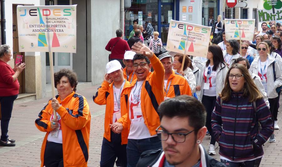 «¿Os ha gustado? ¿Lo habéis pasado bien? Pues el año que viene ¡más y mejor!». Así se despedía Joel, en representación del Taller Ocupacional, de los cientos de deportistas de toda la región reunidos el viernes en el parque municipal en la clausura de los 35º Jedes, los Juegos Extremeños del Deporte Especial que se han celebrado en Navalmoral. El acto en el parque fue el colofón del Cross de la Amistad que tradicionalmente cierra los Jedes.