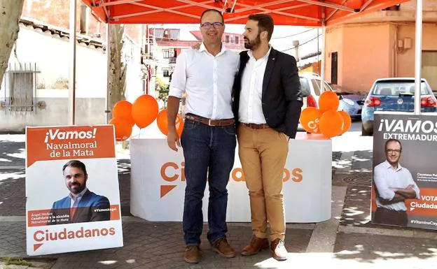 Ángel Muñoz con el candidato de la formación a la presidencia de la Junta, Cayetano Polo 