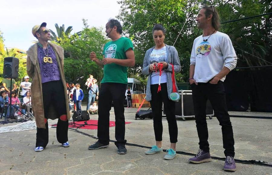 Los saludos entusiastas al público, las sonrisas y los abrazos de los usuarios del Taller Ocupacional que recibieron el Premio Nosolocirco 2019 pusieron la nota emotiva en la clausura del VIII Festival de Circo Contemporáneo de Extremadura, que se celebró durante el fin de semana en Navalmoral, Talayuela y Jarandilla de la Vera. Este es un resumen fotográfico de 13 espectáculos protagonizados por una decena de compañías de toda España.