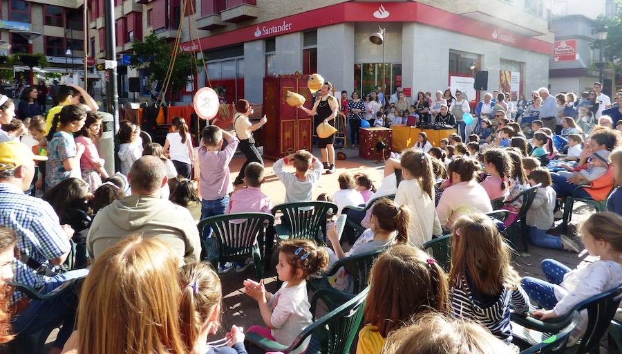 Los saludos entusiastas al público, las sonrisas y los abrazos de los usuarios del Taller Ocupacional que recibieron el Premio Nosolocirco 2019 pusieron la nota emotiva en la clausura del VIII Festival de Circo Contemporáneo de Extremadura, que se celebró durante el fin de semana en Navalmoral, Talayuela y Jarandilla de la Vera. Este es un resumen fotográfico de 13 espectáculos protagonizados por una decena de compañías de toda España.