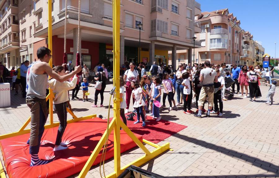 Los saludos entusiastas al público, las sonrisas y los abrazos de los usuarios del Taller Ocupacional que recibieron el Premio Nosolocirco 2019 pusieron la nota emotiva en la clausura del VIII Festival de Circo Contemporáneo de Extremadura, que se celebró durante el fin de semana en Navalmoral, Talayuela y Jarandilla de la Vera. Este es un resumen fotográfico de 13 espectáculos protagonizados por una decena de compañías de toda España.