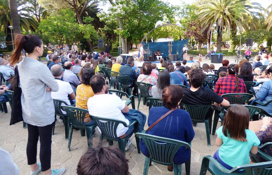 Los saludos entusiastas al público, las sonrisas y los abrazos de los usuarios del Taller Ocupacional que recibieron el Premio Nosolocirco 2019 pusieron la nota emotiva en la clausura del VIII Festival de Circo Contemporáneo de Extremadura, que se celebró durante el fin de semana en Navalmoral, Talayuela y Jarandilla de la Vera. Este es un resumen fotográfico de 13 espectáculos protagonizados por una decena de compañías de toda España.