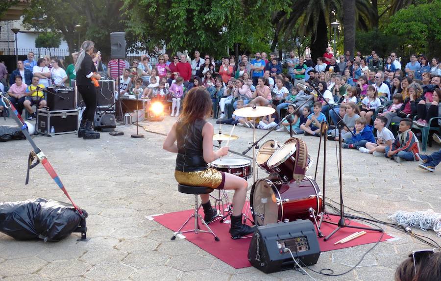 Los saludos entusiastas al público, las sonrisas y los abrazos de los usuarios del Taller Ocupacional que recibieron el Premio Nosolocirco 2019 pusieron la nota emotiva en la clausura del VIII Festival de Circo Contemporáneo de Extremadura, que se celebró durante el fin de semana en Navalmoral, Talayuela y Jarandilla de la Vera. Este es un resumen fotográfico de 13 espectáculos protagonizados por una decena de compañías de toda España.