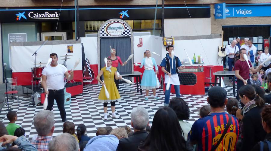 Los saludos entusiastas al público, las sonrisas y los abrazos de los usuarios del Taller Ocupacional que recibieron el Premio Nosolocirco 2019 pusieron la nota emotiva en la clausura del VIII Festival de Circo Contemporáneo de Extremadura, que se celebró durante el fin de semana en Navalmoral, Talayuela y Jarandilla de la Vera. Este es un resumen fotográfico de 13 espectáculos protagonizados por una decena de compañías de toda España.