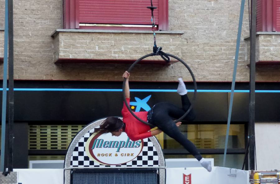 Los saludos entusiastas al público, las sonrisas y los abrazos de los usuarios del Taller Ocupacional que recibieron el Premio Nosolocirco 2019 pusieron la nota emotiva en la clausura del VIII Festival de Circo Contemporáneo de Extremadura, que se celebró durante el fin de semana en Navalmoral, Talayuela y Jarandilla de la Vera. Este es un resumen fotográfico de 13 espectáculos protagonizados por una decena de compañías de toda España.