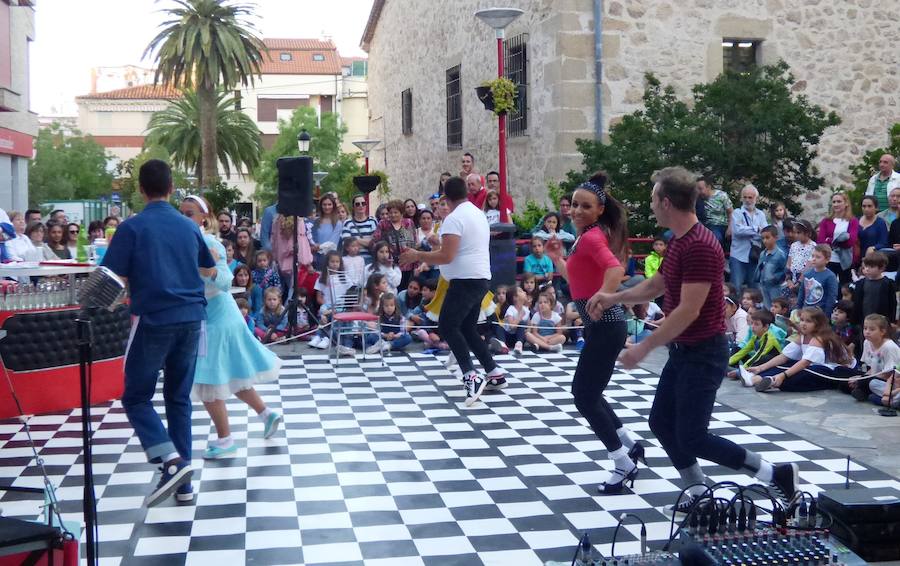 Los saludos entusiastas al público, las sonrisas y los abrazos de los usuarios del Taller Ocupacional que recibieron el Premio Nosolocirco 2019 pusieron la nota emotiva en la clausura del VIII Festival de Circo Contemporáneo de Extremadura, que se celebró durante el fin de semana en Navalmoral, Talayuela y Jarandilla de la Vera. Este es un resumen fotográfico de 13 espectáculos protagonizados por una decena de compañías de toda España.