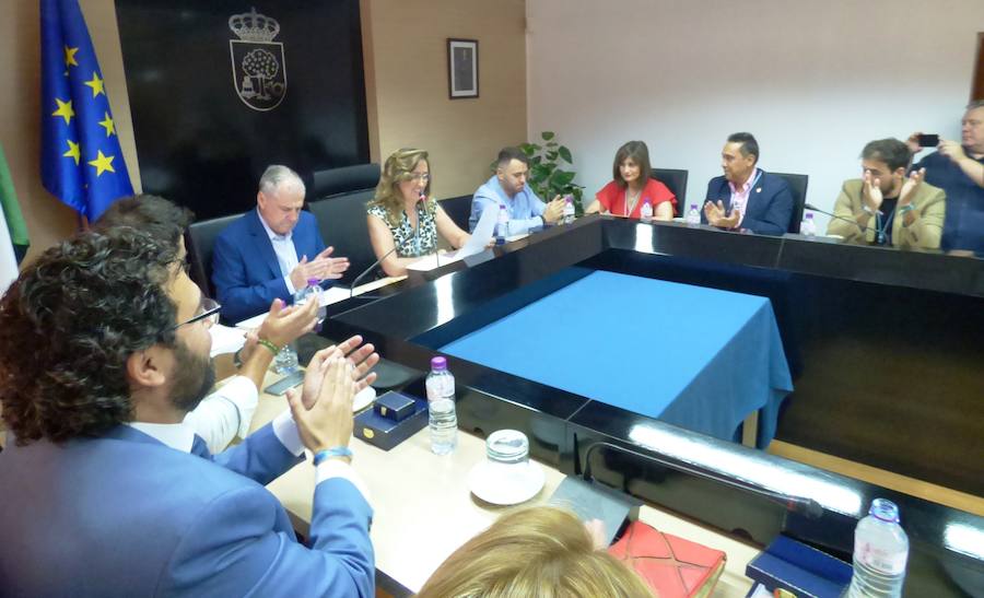 Raquel Medina, como cabeza de lista de la candidatura más votada, la del PSOE, repite en la alcaldía de Navalmoral, al no conseguir ninguno de los aspirantes la mayoría absoluta necesaria, cifrada en nueve concejales. Medina sumó siete, los de su partido, y Jaime Vega los cinco del PP, mientras que Jorge Martín, de Vox, y Joaquín Sarró, de Extremeños, se votaron a sí mismos. Se abstuvieron los dos ediles de Ciudadanos y el representante de Unidas por Navalmoral.