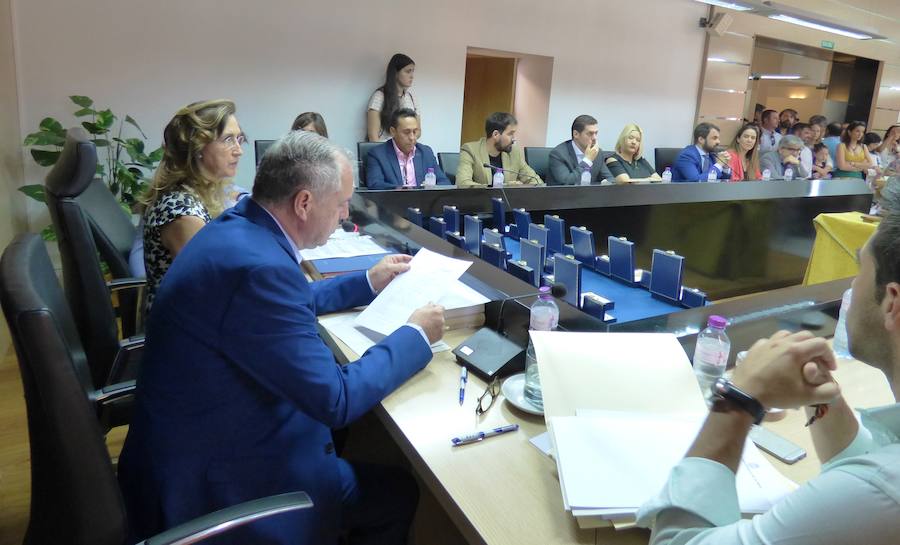 Raquel Medina, como cabeza de lista de la candidatura más votada, la del PSOE, repite en la alcaldía de Navalmoral, al no conseguir ninguno de los aspirantes la mayoría absoluta necesaria, cifrada en nueve concejales. Medina sumó siete, los de su partido, y Jaime Vega los cinco del PP, mientras que Jorge Martín, de Vox, y Joaquín Sarró, de Extremeños, se votaron a sí mismos. Se abstuvieron los dos ediles de Ciudadanos y el representante de Unidas por Navalmoral.