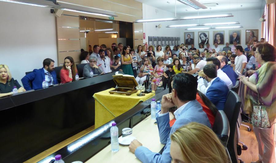 Raquel Medina, como cabeza de lista de la candidatura más votada, la del PSOE, repite en la alcaldía de Navalmoral, al no conseguir ninguno de los aspirantes la mayoría absoluta necesaria, cifrada en nueve concejales. Medina sumó siete, los de su partido, y Jaime Vega los cinco del PP, mientras que Jorge Martín, de Vox, y Joaquín Sarró, de Extremeños, se votaron a sí mismos. Se abstuvieron los dos ediles de Ciudadanos y el representante de Unidas por Navalmoral.