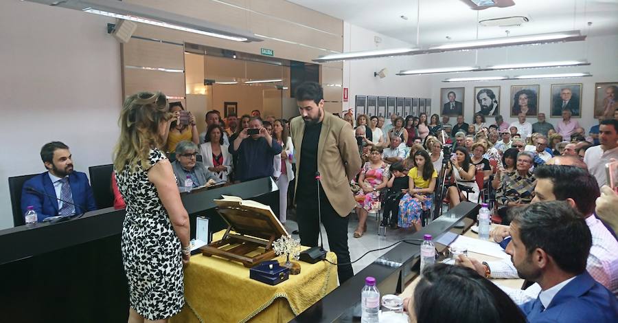 Raquel Medina, como cabeza de lista de la candidatura más votada, la del PSOE, repite en la alcaldía de Navalmoral, al no conseguir ninguno de los aspirantes la mayoría absoluta necesaria, cifrada en nueve concejales. Medina sumó siete, los de su partido, y Jaime Vega los cinco del PP, mientras que Jorge Martín, de Vox, y Joaquín Sarró, de Extremeños, se votaron a sí mismos. Se abstuvieron los dos ediles de Ciudadanos y el representante de Unidas por Navalmoral.