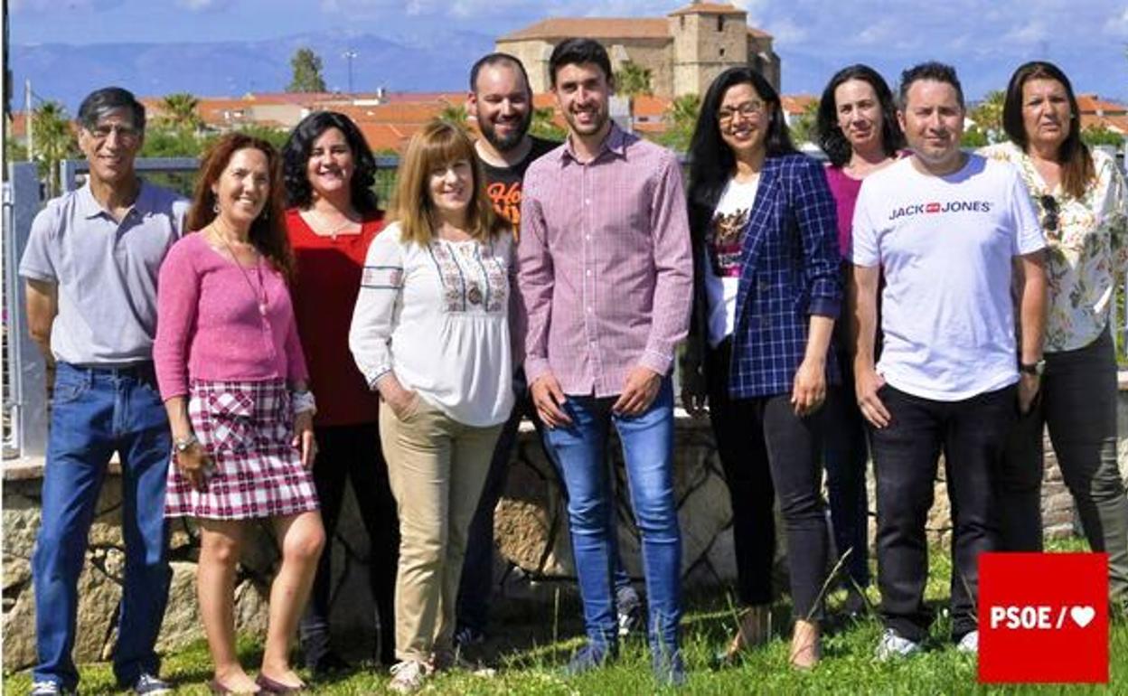 Cristian Bravo, en el centro, con la candidatura del PSOE 