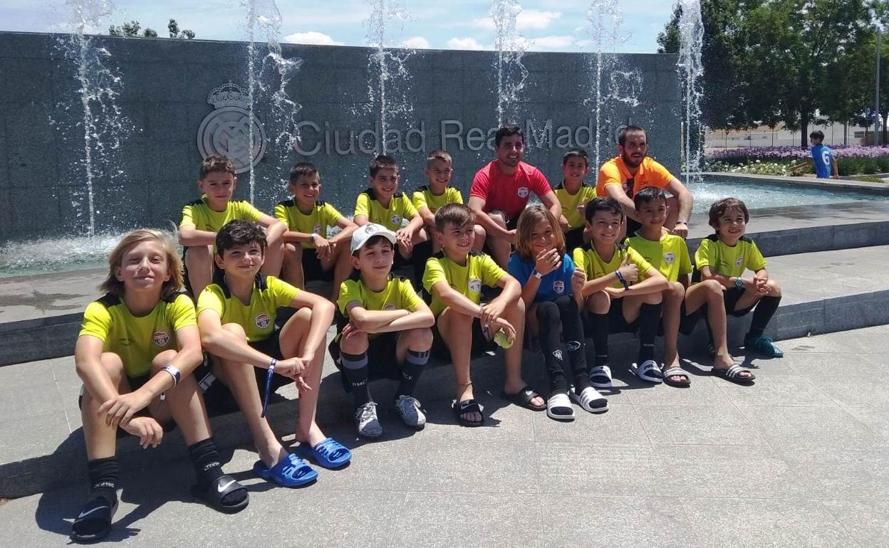 Un equipo de la E. F. Campo Arañuelo disputa el torneo de peñas del Real Madrid en Valdebebas