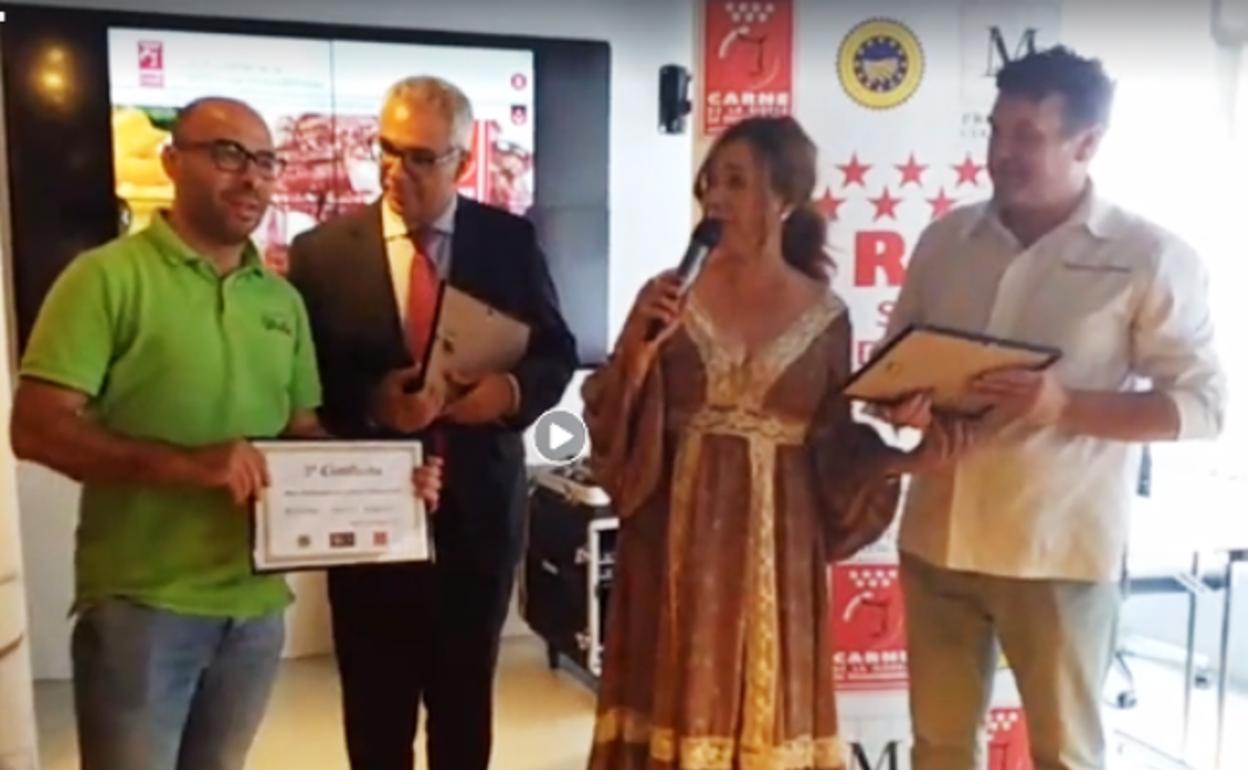 Gibello al recibir el tercera premio 
