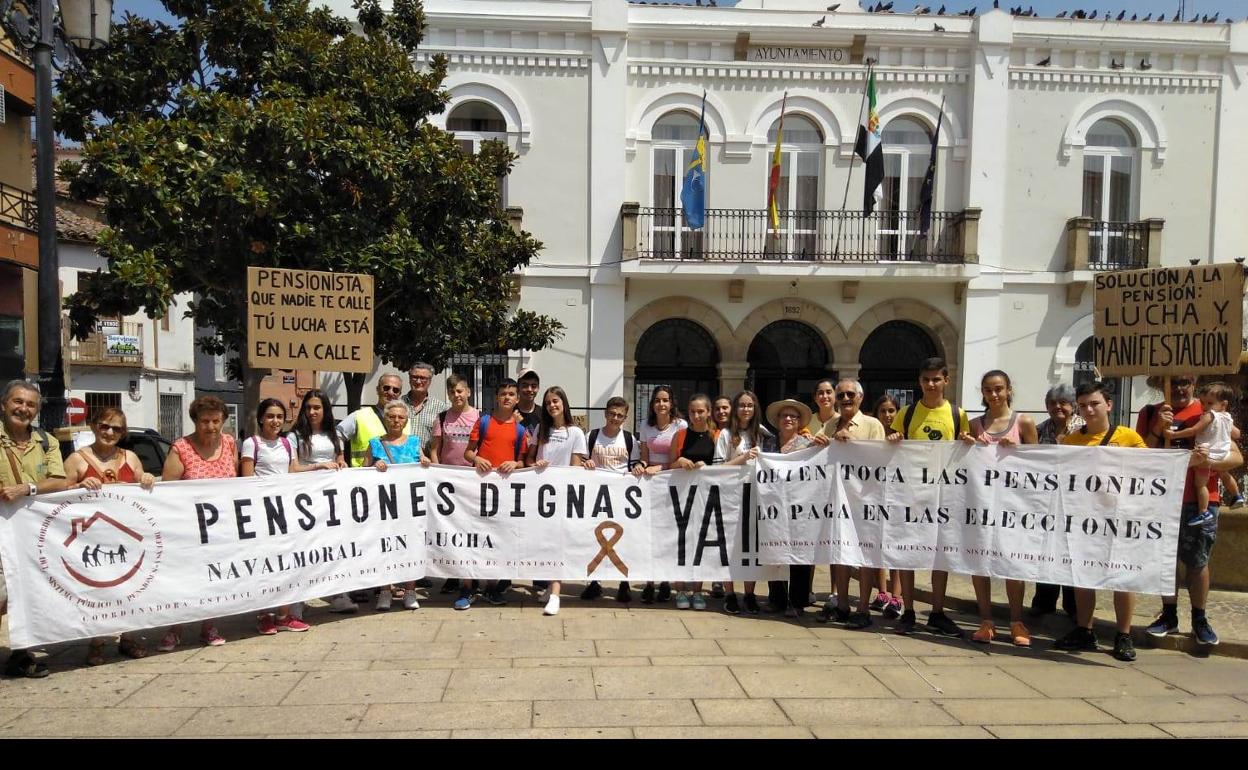 Mayores y jóvenes piden en la plaza de España unas pensiones dignas